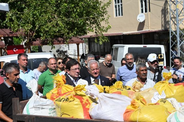 Çanakkale Belediyesi'nden Yangınzede Üreticilere 20 Ton Arpa Desteği