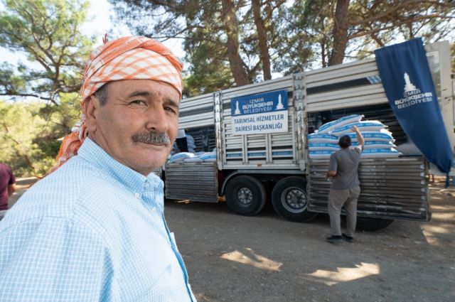 İzmir Büyükşehir’den Yangın Bölgelerine 47,5 Ton Yem Desteği