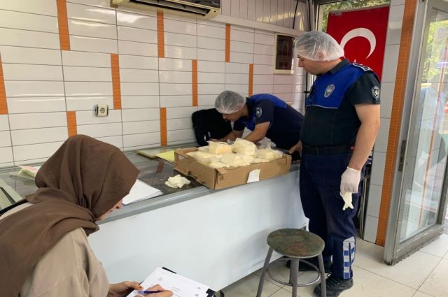Manisa Büyükşehir Zabıta, Bozuk Peynirleri Tespit Edip İmha Etti