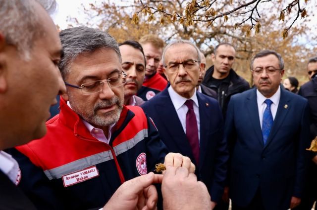 Tarım Bakanı Yumaklı: Zirai dondan etkilenen üreticiye 13,2 milyar TL destek