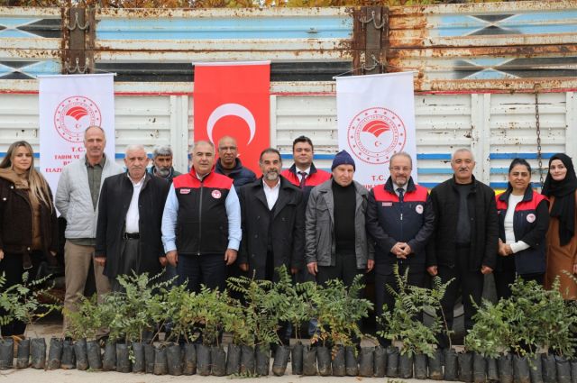 Elazığ’da sumak fidanları çiftçilere teslim edildi
