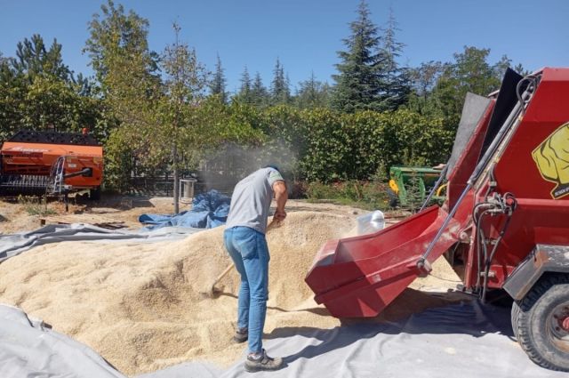 Eskişehir Büyükşehir Belediyesi üreticiye yem ve balya desteği sağladı