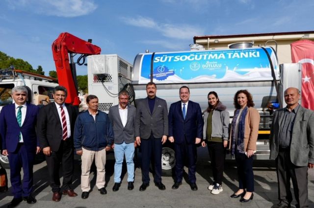 Manisa Büyükşehir, kooperatiflere süt tankı ve tohum makinesi verdi