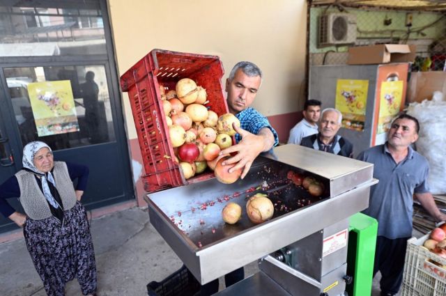 Mersin Büyükşehir üreticilere nar taneleme ve sıkma makinesi teslim etti