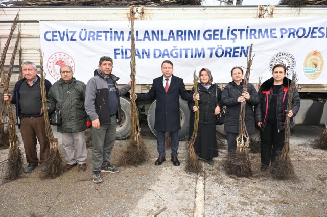 Denizli İl Tarım ve Orman Müdürlüğü 30 Bin Ceviz Fidanı Dağıttı