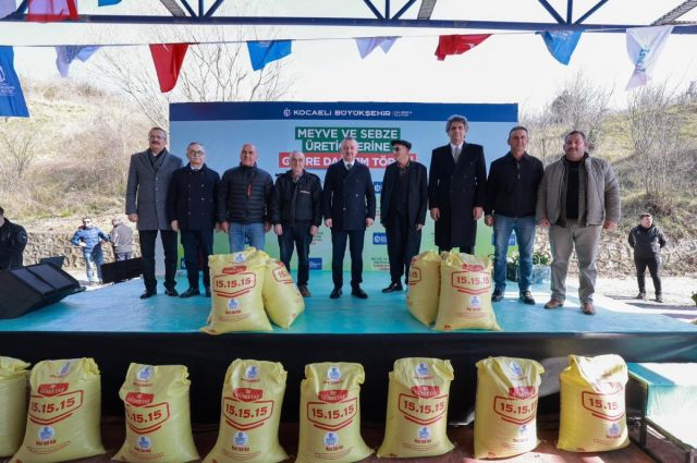 Kocaeli Büyükşehir, Eşme’de 5 bin çiftçiye gübre dağıtımına başladı