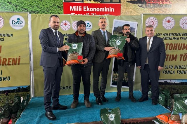 Ağrı’da 440 Çiftçiye %70 Hibeli Sertifikalı Yonca Tohumu Verildi