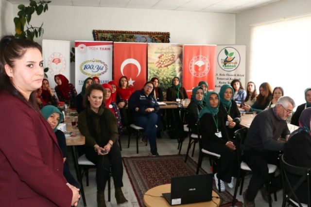 Bolu İl Tarım Müdürlüğü kadın üreticilere nohut eğitimi verdi
