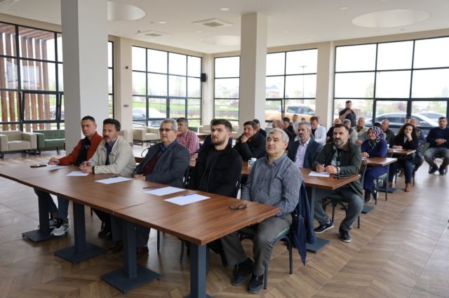 Bursa Büyükşehir Çiftçilere Budama ve Çilek Eğitimi Verdi