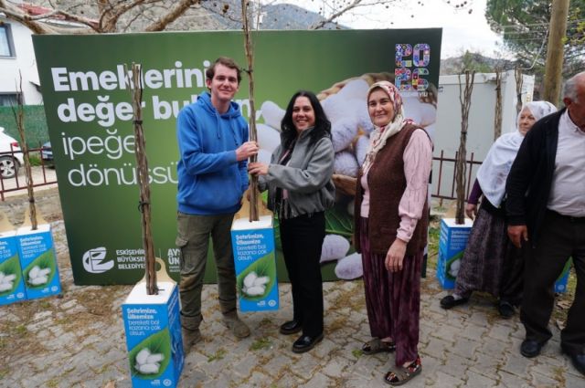 Eskişehir Büyükşehir Sarıcakaya'da Üreticiye Dut Fidanı Dağıttı