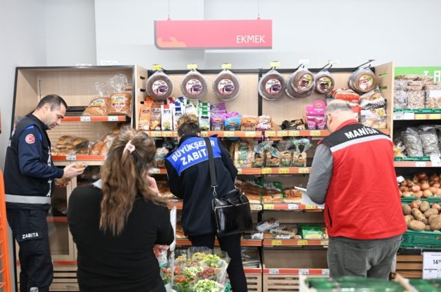 Manisa Büyükşehir Belediyesi Marketlerde Gıda Denetimi Yaptı