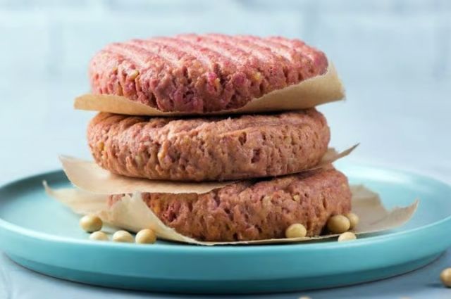 Almanya’da Yapay Et ve Alternatif Protein Sektöründe Duraklama: Üretim 2025 Yılında İlk Kez Düştü!