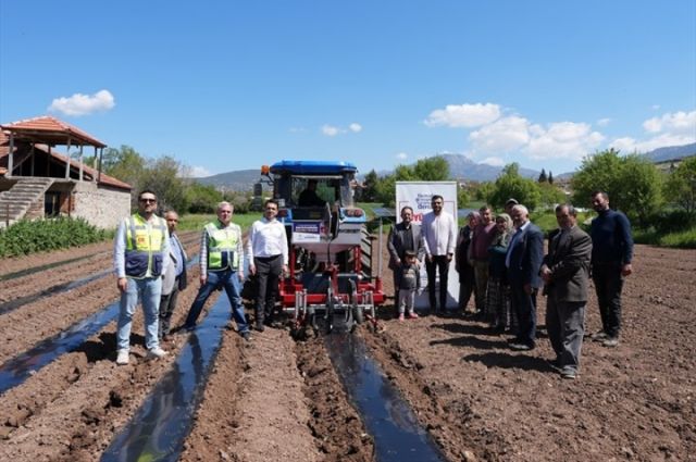 Denizli Büyükşehir’den Üreticiye Malç Makinesi Desteği