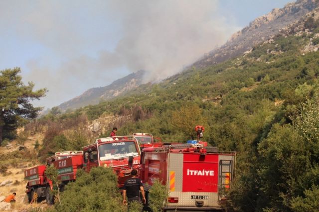 Antalya Büyükşehir Belediyesi Kaş yangınına müdahale ediyor