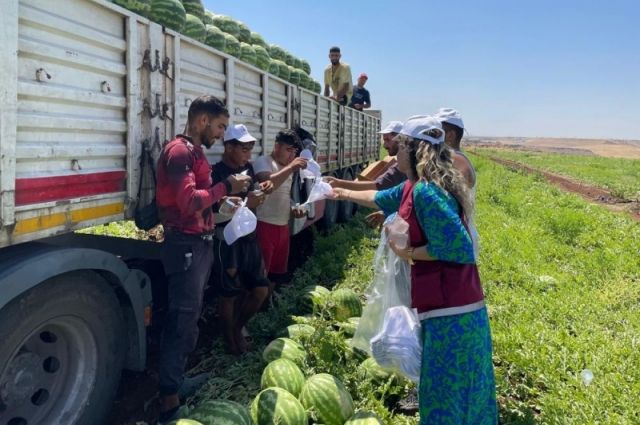 Diyarbakır Büyükşehir Belediyesi Mevsimlik Tarım İşçilerini Ziyaret Etti