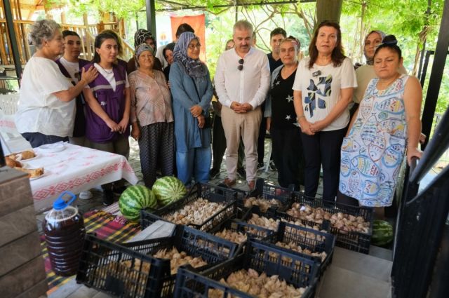 Adana’da 13 kadın üreticiye 23 bin 400 beyaz zambak soğanı dağıtıldı