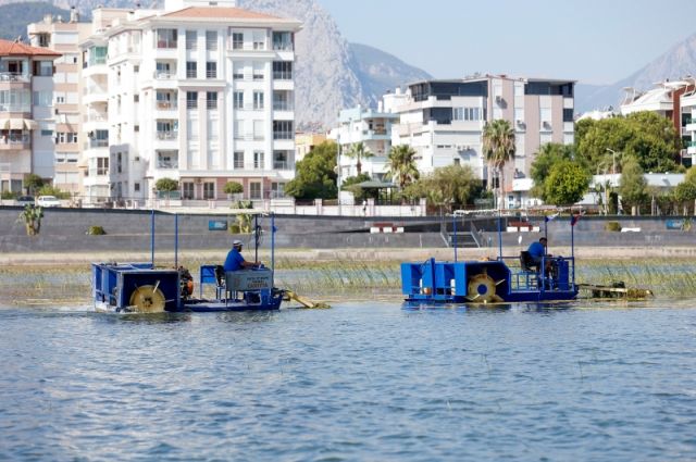Antalya Büyükşehir Belediyesi Boğaçayı'nda su akışı için temizlik yapıyor