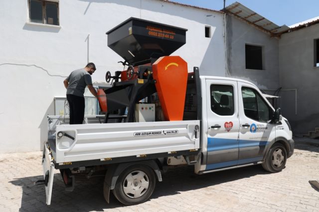 Antalya’da üreticilere yem ezme makinesi desteği