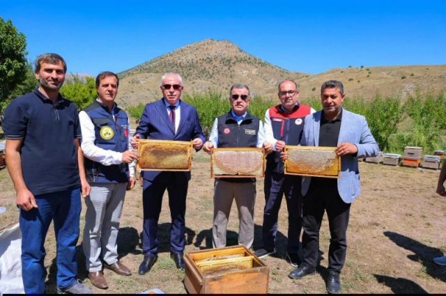 Bayburt’ta 430 kovanda bal sağımı gerçekleştirildi