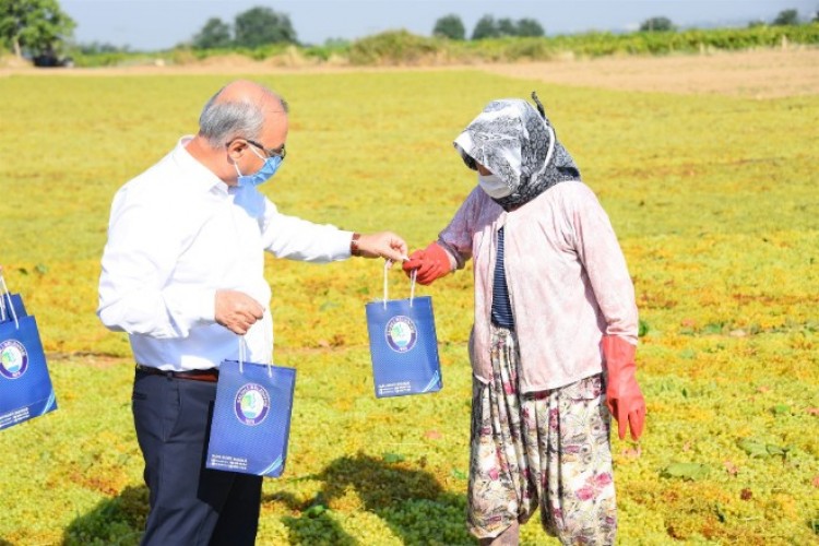 Başkan Kayda mevsimlik işçilere maske ve dezenfektan dağıttı