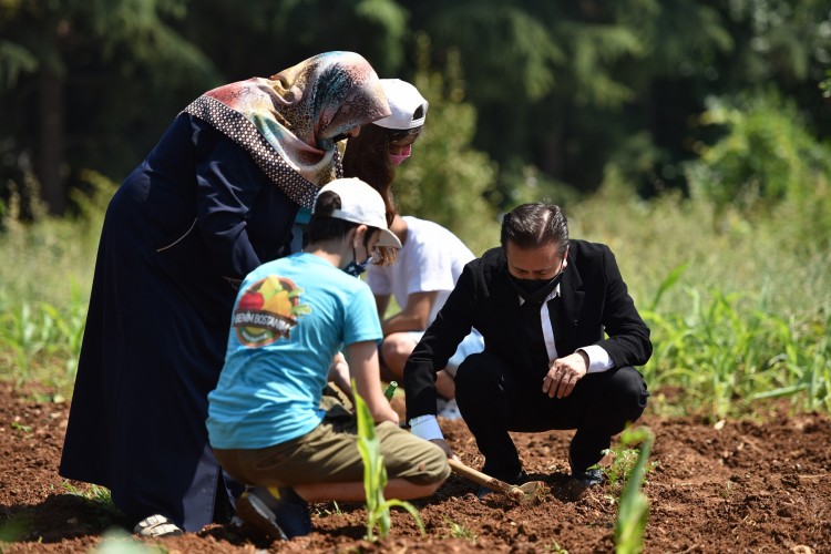 Tuzlalı gençler, her ihtiyaç sahibi için bir tohumu toprakla buluşturdu