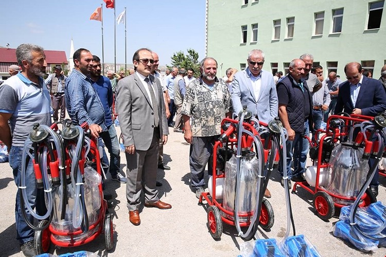 Çiftçilere Makine Ve Ekipman Destekleri Devam Ediyor