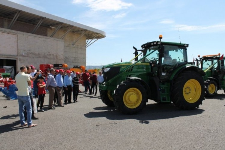 Dev Traktör Tarım Fuarının İlgi Odağı Oldu