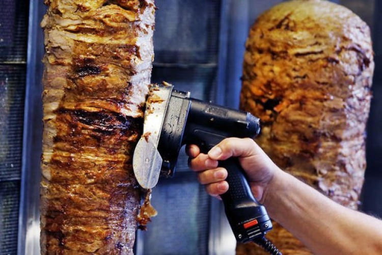 Uzmanlar uyarıyor: Ucuz tavuk döner yemeyin