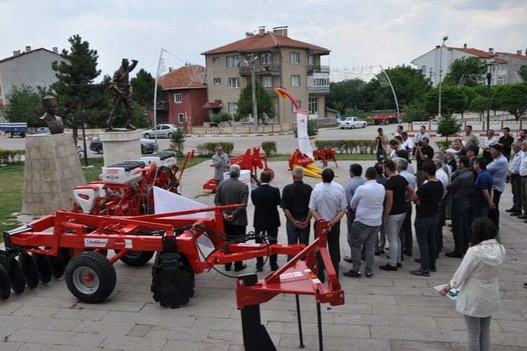 Dumlupınar’lı Çiftçilere Makina Ekipman Desteği