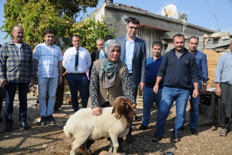 Bakan Pakdemirli, Hırsızlık Mağduru Besici Çifti Yalnız Bırakmadı