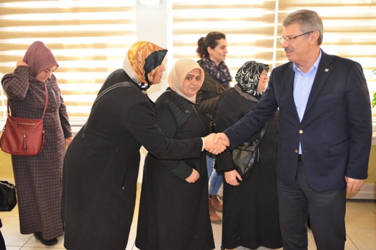 Sarıoğlan’ın Kadın Çiftçilerinden Başkan Akay’a Tebrik Ziyareti