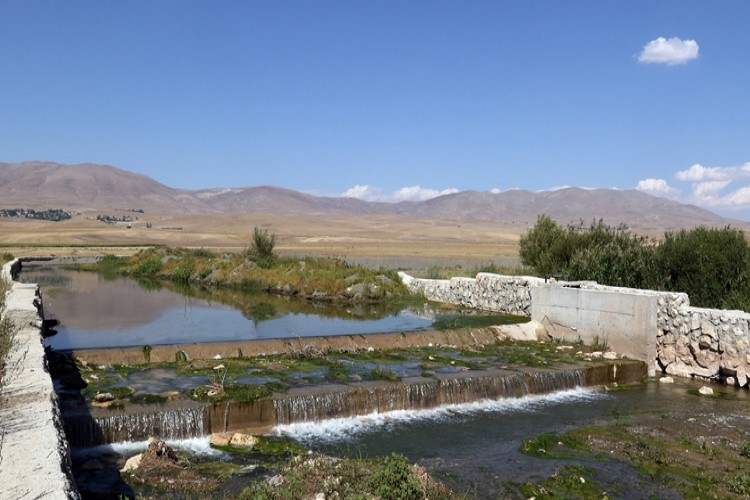 Van Büyükşehirle Üreticilerin Su Çileleri Son Buldu