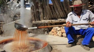 Uzuncaburç Antik Kenti'nde üzüm pekmezi yapma geleneği binlerce yıldır sürüyor