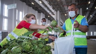 İzmir Büyükşehir Belediyesi hem üreticiye hem dar gelirli ailelere destek oluyor