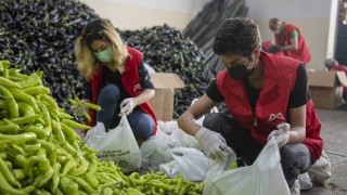 Mersin Büyükşehir, Üreticinin Elinde Kalan Sebzeleri Dar Gelirli Vatandaşlara Ulaştırıyor