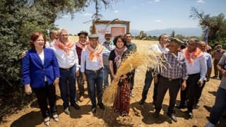 “Atalık tohumları İzmir'in topraklarıyla buluşturmaya devam ediyoruz”