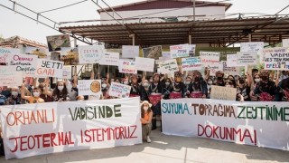 İzmir’in Orhanlı Köyünde Jeotermale Karşı Davullu Zurnalı Eylem Yapan Köylüler Toplantıyı Durdurdu
