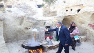 Başkan Büyükkılıç, Ürgüp’te Bağ Bozumuna Katılıp, Pekmez Kaynattı