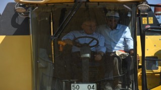 Başkan Büyükkılıç ile Vali Çiçek, Biçerdöver Kullanarak Buğday Hasadı Yaptı