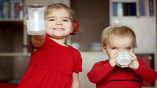 Süt Alerjisi Çözümsüz Değil! İnek Sütü Alerjisinde “Süt Merdiveni” Tedavisi