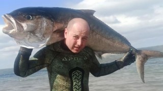 Zıpkınla 50 kiloluk akya balığı avladı