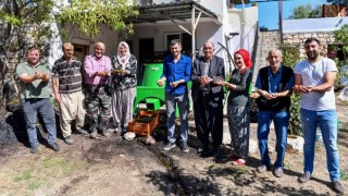 Cevizleri Makine Soyuyor, Üretici Keyfini Çıkarıyor