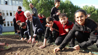 Başkan Erdem öğrencilerle çilek ve marul fidesi dikti