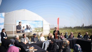 Balıkesir Büyükşehir’den kadın çiftçilere marul fidesi ve gübre desteği
