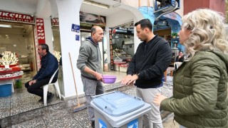 Çanakkale Belediyesi balık atıklarını sokak hayvanına dönüştürüyor