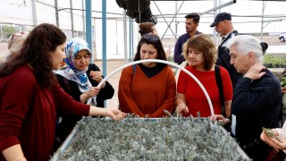 Antalya Büyükşehir, ATASEM kursiyerlerine tıbbi bitki yetiştiriciliğinde uygulamalı eğitim verdi
