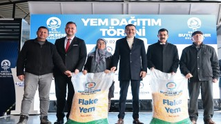 Denizli Büyükşehir’den büyükbaş yetiştiricilere mısır flake yem desteği