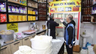 Van Büyükşehir Belediyesi Peynirciler Çarşısı’nı denetledi