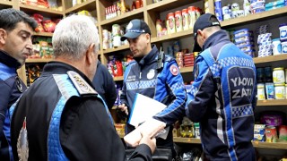 Yalova Belediyesi uygunsuz ürün satan marketi denetledi