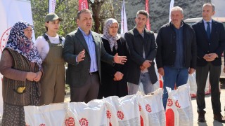 Bilecik’te yüzde 50 hibeli ayçiçeği tohumu çiftçilere dağıtıldı